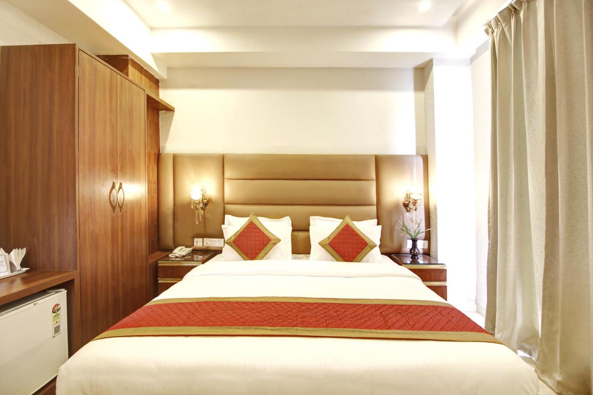 Marks Hotel & Banquet Noida Esterno foto