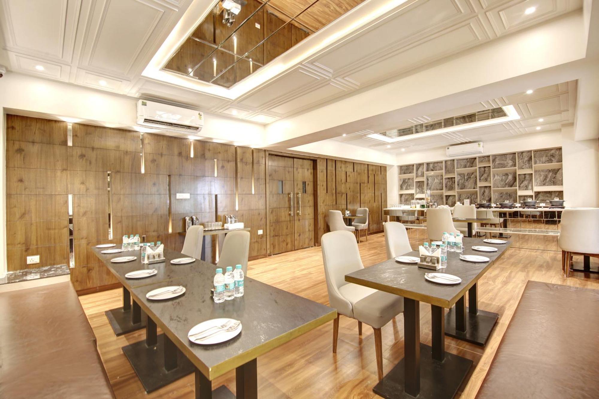 Marks Hotel & Banquet Noida Esterno foto