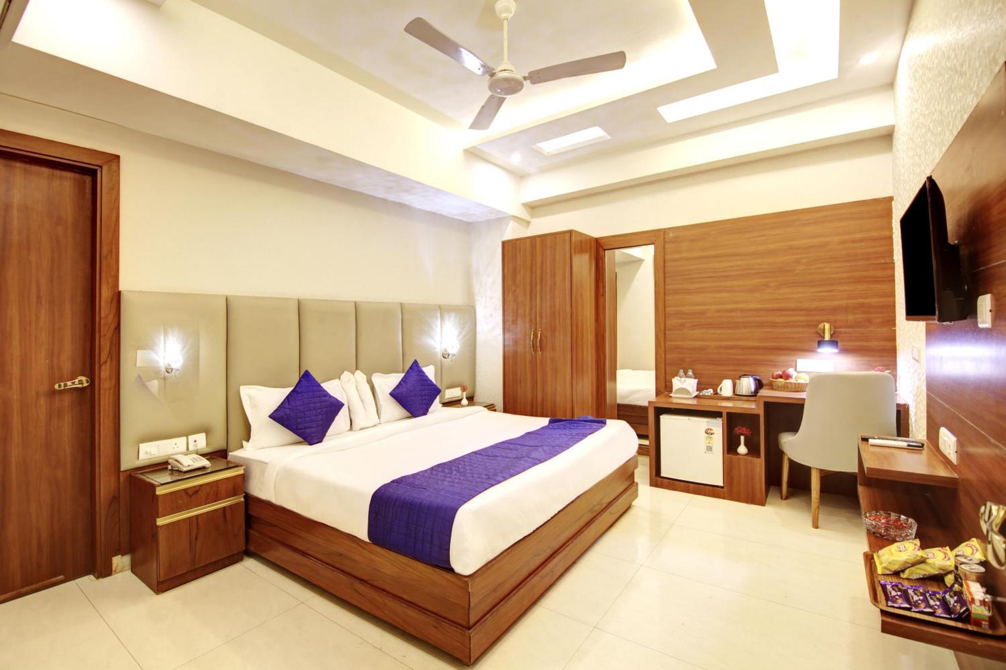 Marks Hotel & Banquet Noida Esterno foto