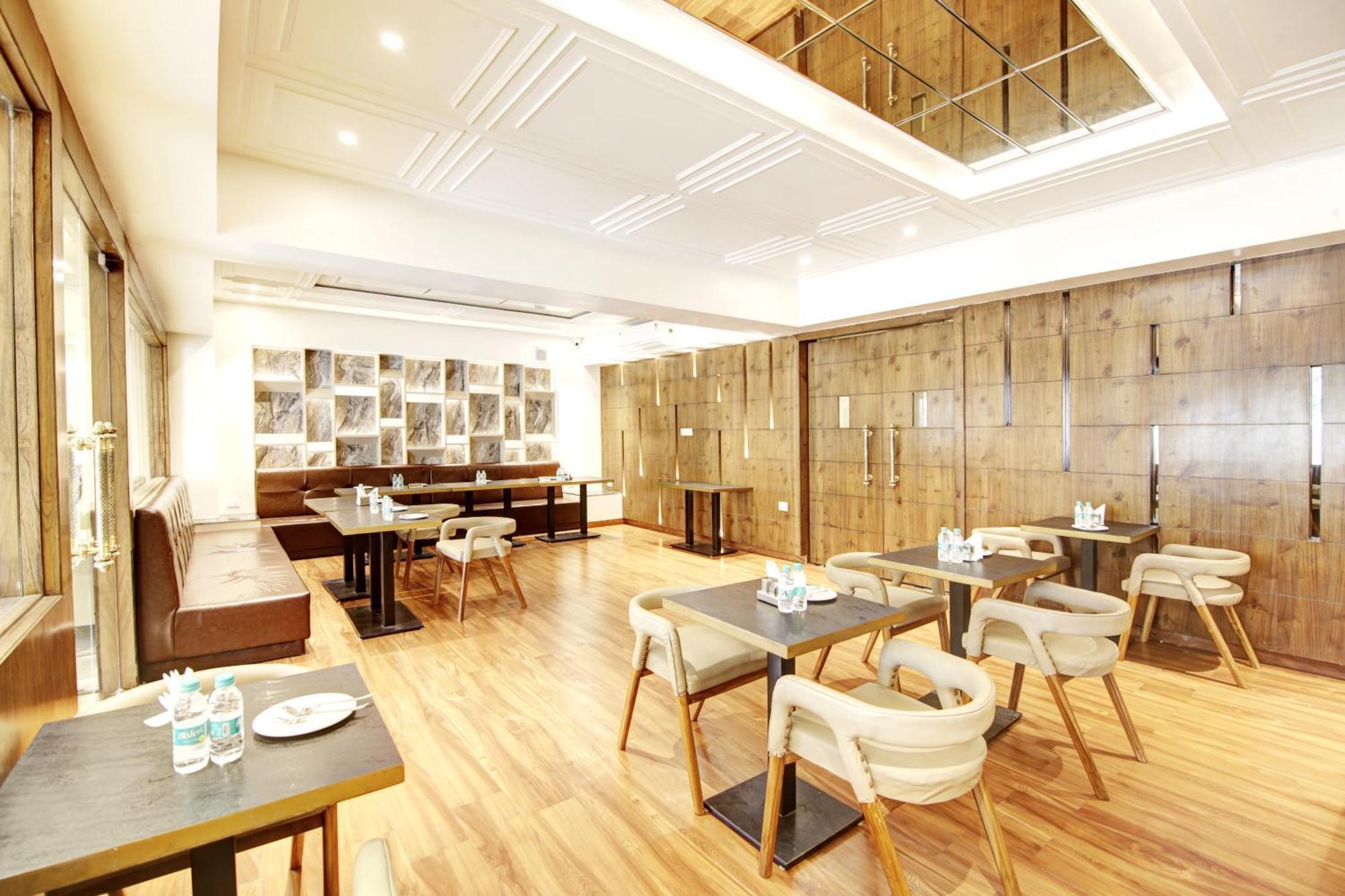 Marks Hotel & Banquet Noida Esterno foto