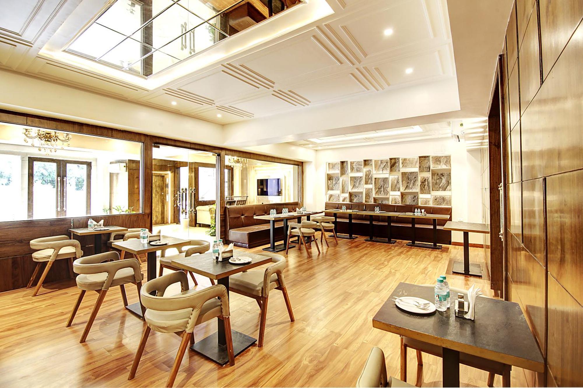 Marks Hotel & Banquet Noida Esterno foto